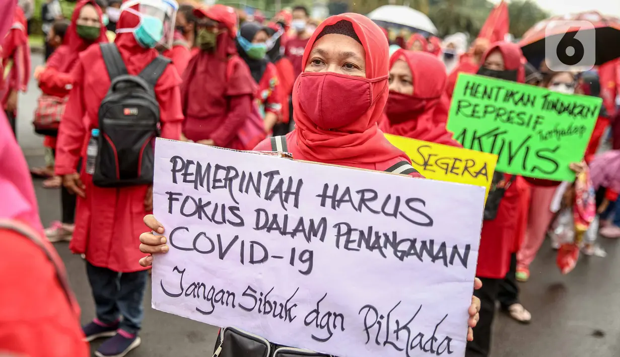 Massa yang tergabung dalam Serikat Rakyat Miskin Indonesia (SRMI) berunjuk rasa di kawasan Patung Kuda, Jakarta, Selasa (27/10/2020). Dalam aksi tersebut massa menuntut pencabutan Omnibus Law Undang-Undang Cipta Kerja yang dianggap merugikan masyarakat miskin. (Liputan6.com/Faizal Fanani)