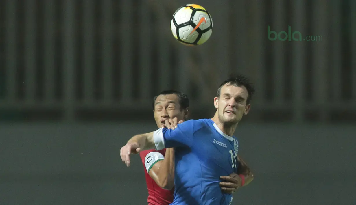 Duel pemain timnas Indonesia U-23, Hansamu Yama (kiri) dengan pemain Uzbekistan pada laga PSSI Anniversary Cup 2018 di Stadion Pakansari, Bogor, (03/5/2018). Indonesia U-23 bermain imbang 0-0. (Bola.com/Nick Hanoatubun)