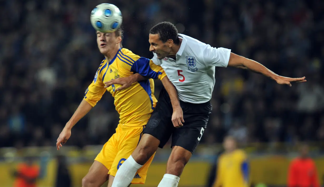 Salah satu aksi Rio Ferdinand (kanan) saat berkostum Inggris melawan Ukraine pada kualifikasi Piala Dunia 2010 di Dnipropetrovsk, (10/10/2009).  Rio memutuskan beralih profesi menjadi seorang petinju pro. (AFP/Sergei  Supinsky)