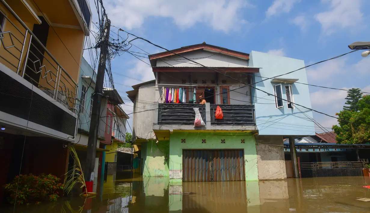 Hingga Selasa (8/7/2025) siang, banjir dengan ketinggian variatif mulai 20cm hingga 180cm masih menggenangi sejumlah wilayah di Kota Tangerang, Banten, di antaranya Kecamatan Cipondoh, Pinang, Cibodas, Batuceper, Karang Tengah dan Kecamatan Periuk. (merdeka.com/Arie Basuki)