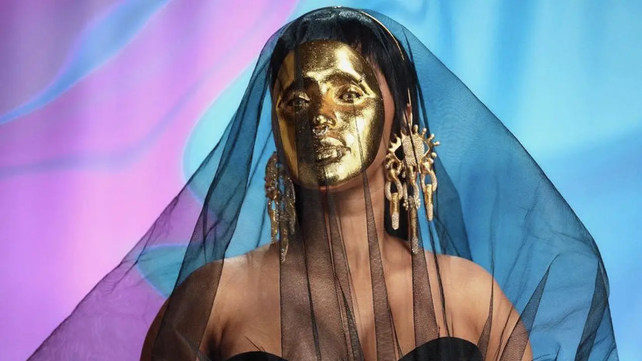 Cardi B Tampil Dramatis Menutupi Wajahnya dengan Topeng Emas di AMAs 2021