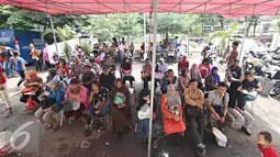 Warga menunggu untuk mendaftarkan akte kelahiran di Sudin Kependudukan dan Catatan Sipil Kotamadya, Jakarta Timur, Senin (28/12). Meskipun antre, namun ratusan warga tetap antusias mendaftarkan akte kelahiran serta e-KTP. (Liputan6.com/Immnuel Antonius) 