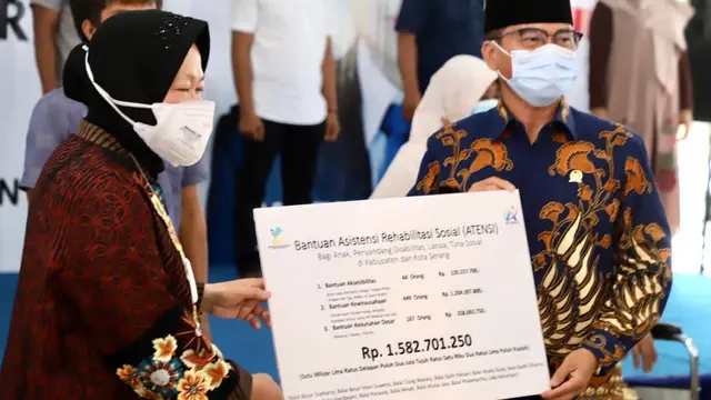 Mensos Serahkan Bantuan ATENSI Hingga Kewirausahaan