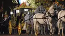 The Diamond Jubilee State Coach memimpin prosesi di dekat Istana Buckingham di pusat kota London, Selasa, 2 Mei 2023, saat gladi bersih penobatan Raja Charles III, yang akan berlangsung di Westminster Abbey pada 6 Mei mendatang. (James Manning/PA via AP)