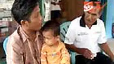 Sahni masih tak ikhlas melepas kepergian istri tercinta yang tewas dalam kecelakaan truk di pegunungan Ncai Kapenta, Bima, NTB. Hari itu menjadi hari terakhir bertemu istri. 
