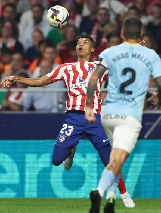 <p>Pemain Atletico Madrid Reinildo Mandava mengontrol bola saat melawan Celta Vigo pada pertandingan sepak bola Liga Spanyol di Stadion Wanda Metropolitano, Madrid, Spanyol, 10 September 2022. Atletico Madrid menang 4-1. (Thomas COEX/AFP)</p>
