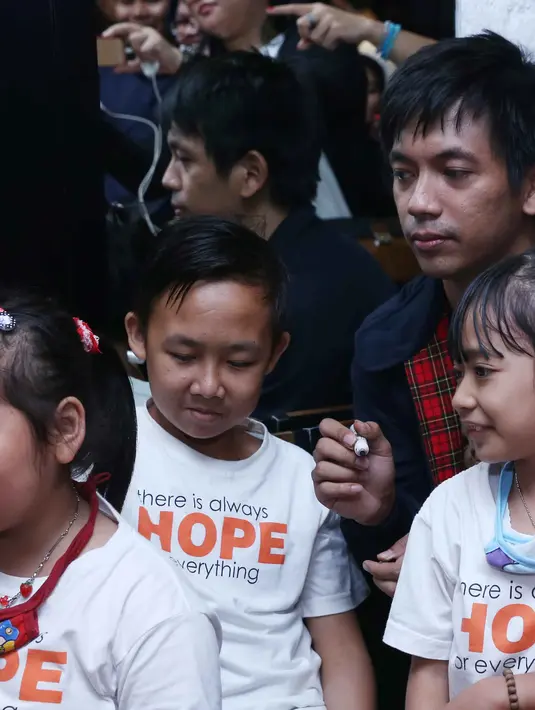 "Ini, bagiku adalah penambah energi. Capek ke sana sini, tapi ketika berbagi dengan orang yang membutuhkan itu menambah energi bagi saya untuk tetap semangat lagi," Ryan di Naches Bar, Kemang Timur, Jakarta, Rabu (20/1/2016). (Nurwahyunan/Bintang.com)