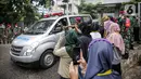 Suasana pelepasan salah satu tenaga kesehatan yang meninggal akibat terpapar COVID-19 di RSDC Wisma Atlet, Jakarta, Rabu (23/2/2022). Pelepasan jenazah Tiur Octavia yang meninggal setelah dirawat di RS Persahabatan dihadiri ratusan rekan tenaga kesehatan RSDC. (Liputan6.com/Faizal Fanani)