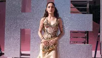 Pesona Cinta Laura di Victoria’s Secret Fashion Show 2026, Kenakan Gaun Desainer Indonesia