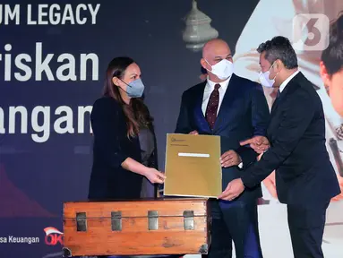 Presiden Direktur AIA Sainthan Satyamoorthy (tengah) didampingi Chief Marketing Officer Kathryn Parapak (kiri) dan Direktur Keagenan Indrasena Patmawidjaja (kanan) berbincang saat peluncuran AIA Platinum Legacy di Jakarta, Senin (6/6/2022). AIA Platinum Legacy yang menyasar segmen nasabah High Net Worth (HNW) dengan nilai proteksi maksimal mulai Rp 2 miliar dilengkapi AIA Vitality untuk bantu jaga kesehatan nasabah. (Liputan6.com/HO/Astra)