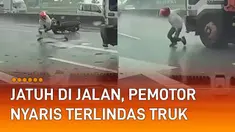 Sebuah insiden mengerikan dialami oleh seorang pria pengendara motor yang tergelincir di jalan.