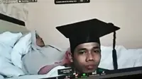 Momen mahasiswa temani ibunya yang sakit saat wisuda online ini bikin terharu. (Sumber: Instagram/@zakirsabara_h.wata)