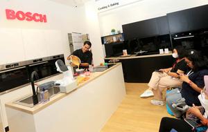 Chef melakukan demo masak do sela pembukaan Bosch Home Experience Center pertama di Indonesia, Jakarta (08/02/2023). (Liputan6.com)