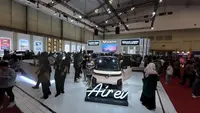 Pengunjung GJAW 2024 memadati booth Wuling Motors di Hall 10, ICE BSD City, Tangerang, Banten. (Liputan6.com/Septian Pamungkas)