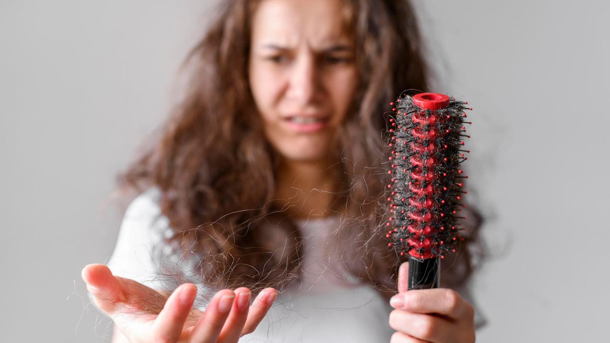 Penyebab Rambut Rontok pada Wanita Menurut Ahli, Bagaimana Solusinya?