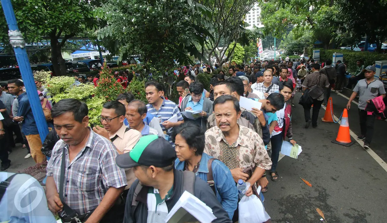 Antrean Warga yang akan mengurus surat-surat kendaraan di Gedung Biru Ditlantas Polda Metro Jaya, Jakarta, Kamis (5/1). Kenaikan biaya pengurusan STNK dan BPKB akan di mulai 6 Januari esok. (Liputan6.com/Immanuel Antonius)
