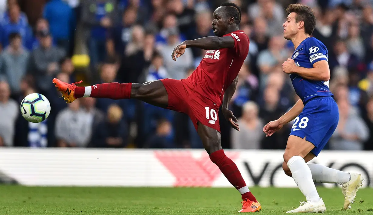 Striker Liverpool, Sadio Mane, menghindari kejaran bek Chelsea, Cesar Azpilicueta, pada laga Premier League di Stadion Stamford Bridge, London, Sabtu (29/9/2018). Kedua klub bermain imbang 1-1. (AFP/Glyn Kirk)