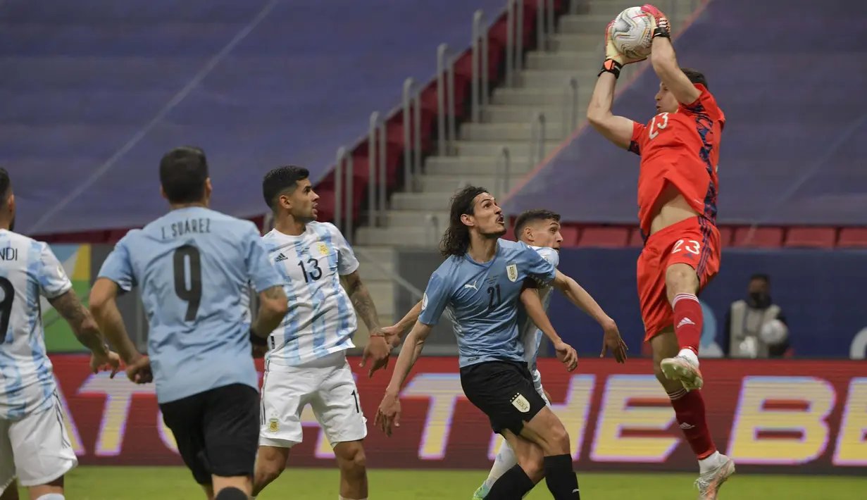 Keberhasilan Emiliano Martinez membawa Argentina tampil di babak final Copa America 2021 merupakan salah satu pencapaian tertinggi dalam kariernya. (Foto: AFP/Nelson Almeida)