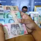 Penampakam rupiah emisi 2022 siap disuplai ke Cirebon meski dalam jumlah terbatas. Foto (Liputan6.com / Panji Prayitno)