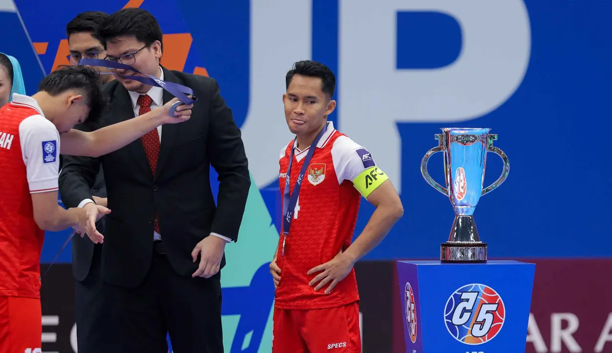 Garuda Asia takluk 4–5 setelah bermain imbang (5–5) sepanjang waktu normal dan babak tambahan. Tampak dalam foto, pemain Timnas Futsal Indonesia, M Iqbal (kanan) menatap kosong Piala Asia Futsal usai berlaga melawan Iran pada laga final yang digelar di Indonesia Arena, Kompleks Gelora Bung Karno, Senayan, Jakarta, Sabtu (7/2/2026). (Bola.com/Bagaskara Lazuardi)