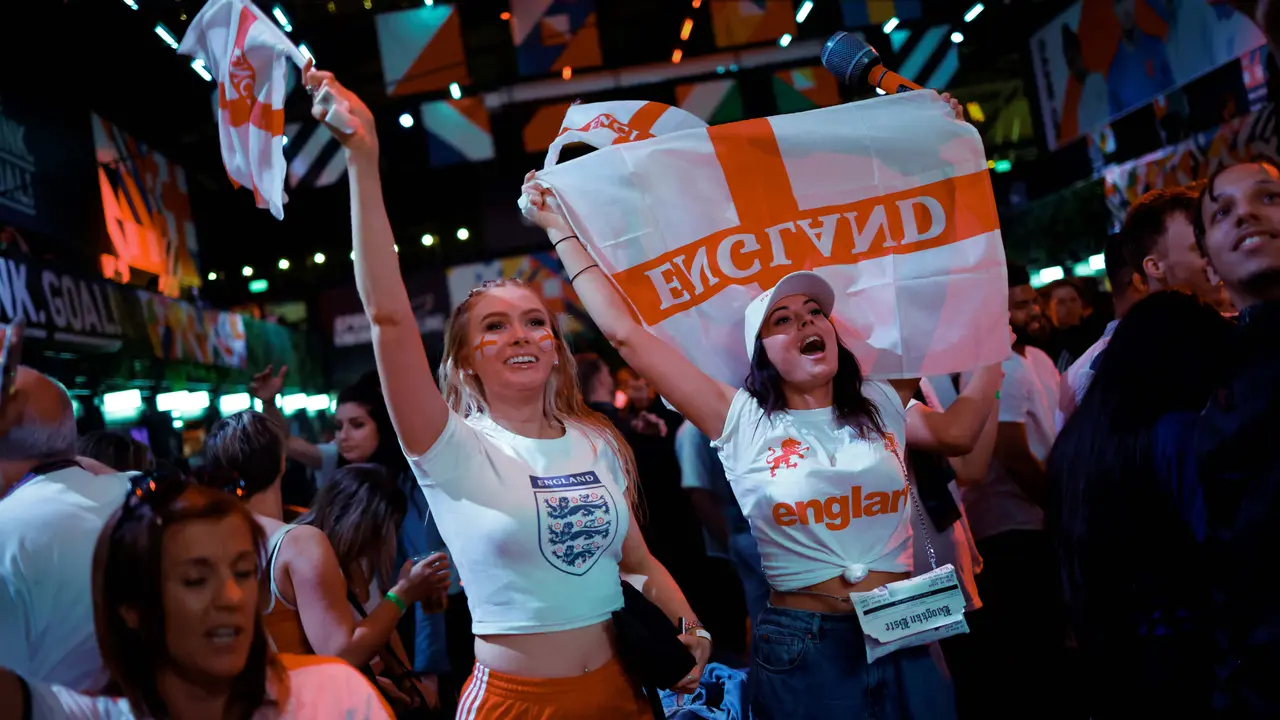 Foto Piala Eropa: Potret Fans Cantik di Semifinal Euro 2020 yang Sayang untuk Dilewati