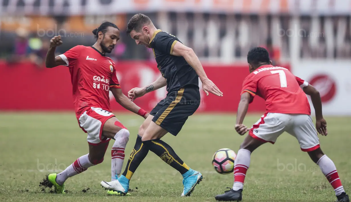 Gelandang Persija, Rohit Chand, berebut bola dengan gelandang Borneo FC, Shane Smeltz, pada laga Liga 1 di Stadion Patriot Bekasi, Jawa Barat, Minggu (16/7/2017). Persija menang 1-0 atas Borneo FC. (Bola.com/Vitalis Yogi Trisna)