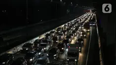 Antrean kendaraan pemudik di Jalan Tol arah Bekasi, Tambun, Kerawang, Jawa Barat, Jumat (28/4/2022) Malam. Pada H-2 diprediksi sebagai puncak arus mudik Lebaran 2022, arus lalu lintas menuju  ke Jawa terpantau padat. (Liputan6.com/Johan Tallo)