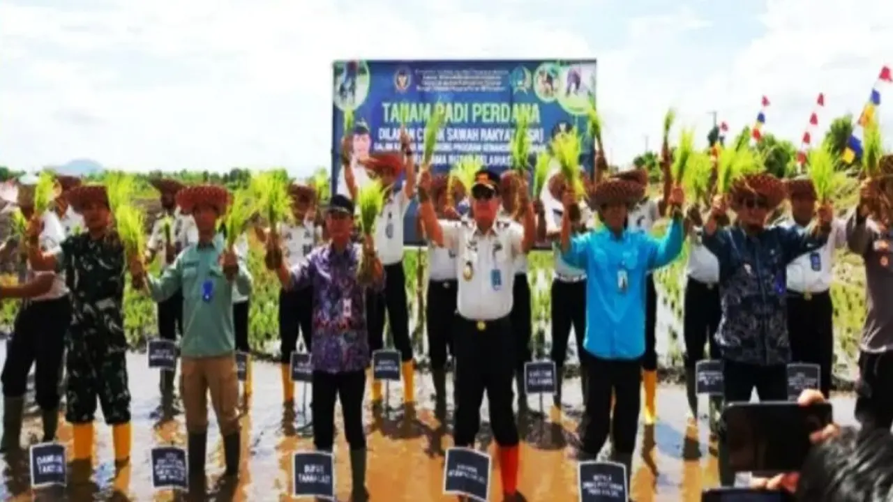 Staf Ahli Bupati Tanah Laut Bidang Kemasyarakatan dan SDM Achmad Taufik bersama Kakanwil Ditjenpas Kalsel Mulyadi melakukan penanaman padi perdana.