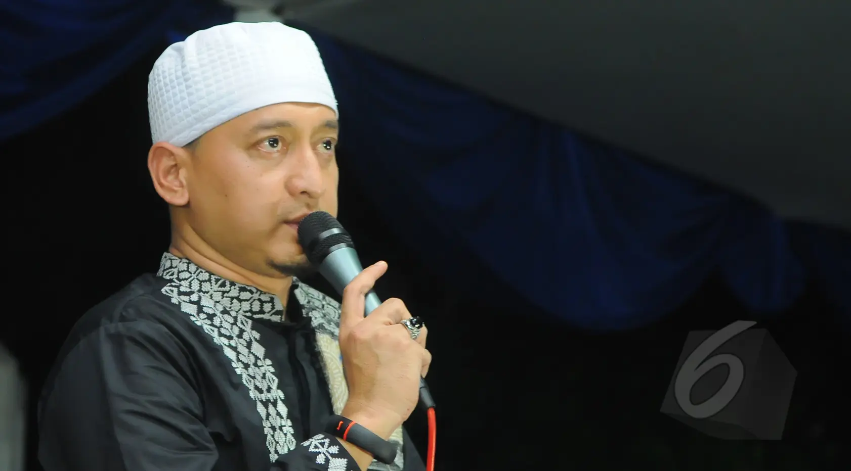 Ustad Zaki Mirza menyampaikan tausiah di acara tahlilan tujuh hari kematian Olga Syahputra di kawasan Duren Sawit, Jakarta, Jumat (3/4/2015). (Liputan6.com/Herman Zakharia)