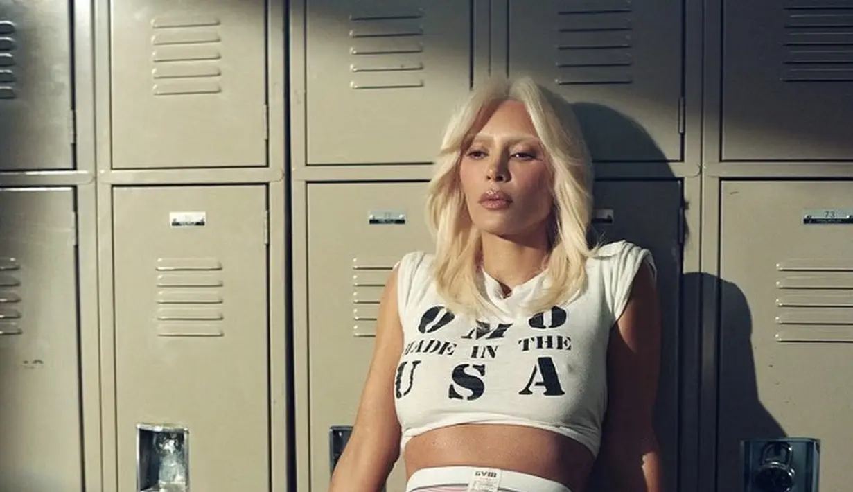 <p>Begitu pun dengan Kim Kardashian yang memutihkan alisnya serasi dengan rambutnya</p>