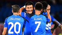 Pemain Napoli, Kim Min-jae (tengah) melakukan selebrasi bersama rekannya setelah mencetak gol ke gawang Monza pada laga lanjutan Liga Italia 2022/2203 di Diego-Maradona Stadium, Naples, 21 Augustus 2022. Min-Jae bermain prima di lini belakang Napoli. Ia dikenal sebagai palang pintu yang tidak kenal kompromi. Pria berkebangsaan Korea Selatan tersebut sejauh ini tampil sebanyak 27 laga di Serie A dengan mencetak 2 gol dan 1 assist. (AFP/Alberto Pizzoli)