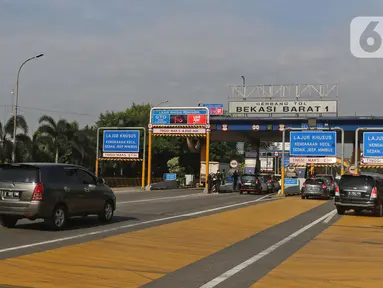 Sejumlah kendaraan roda empat melintas masuk ke gerbang tol Bekasi Barat 1 di Bekasi, Jawa Barat, Rabu (8/4/2020). Gubernur Jawa Barat Ridwan Kamil mengajukan status Pembatasan Sosial Berskala Besar (PSBB) di wilayah Bogor, Depok, dan Bekasi kepada pemerintah pusat. (Liputan6.com/Herman Zakharia)