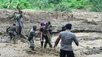 Tim SAR Brimob Polda Jabar membantu mengevakuasi warga terdampak longsor di Kabupaten Kuningan Jawa Barat. Foto (Liputan6.com / Panji Prayitno)