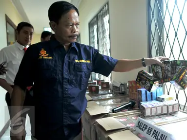 Petugas menunjukan sejumlah barang bukti yang berhasil disita dari penggerebekan rumah yang dijadikan pabrik obat palsu di Bogor saat rilis kasus di Mabes Polri, Jakarta, Jumat (6/11). (Liputan6.com/Gempur M Surya)