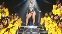 Kostum memukau ala Nefertiti dikenakan Beyonce di panggung Coachella. (Foto: Instagram @beyonce)