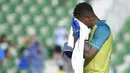Kiper Ekuador, Pedro Ortiz, tampak kecewa usai dikalahkan Argentina pada laga persahabatan di Stadion Martinez Valero, Elche, Minggu (13/10). Ekuador kalah 1-6 dari Argentina. (AFP/Jose Jordan)