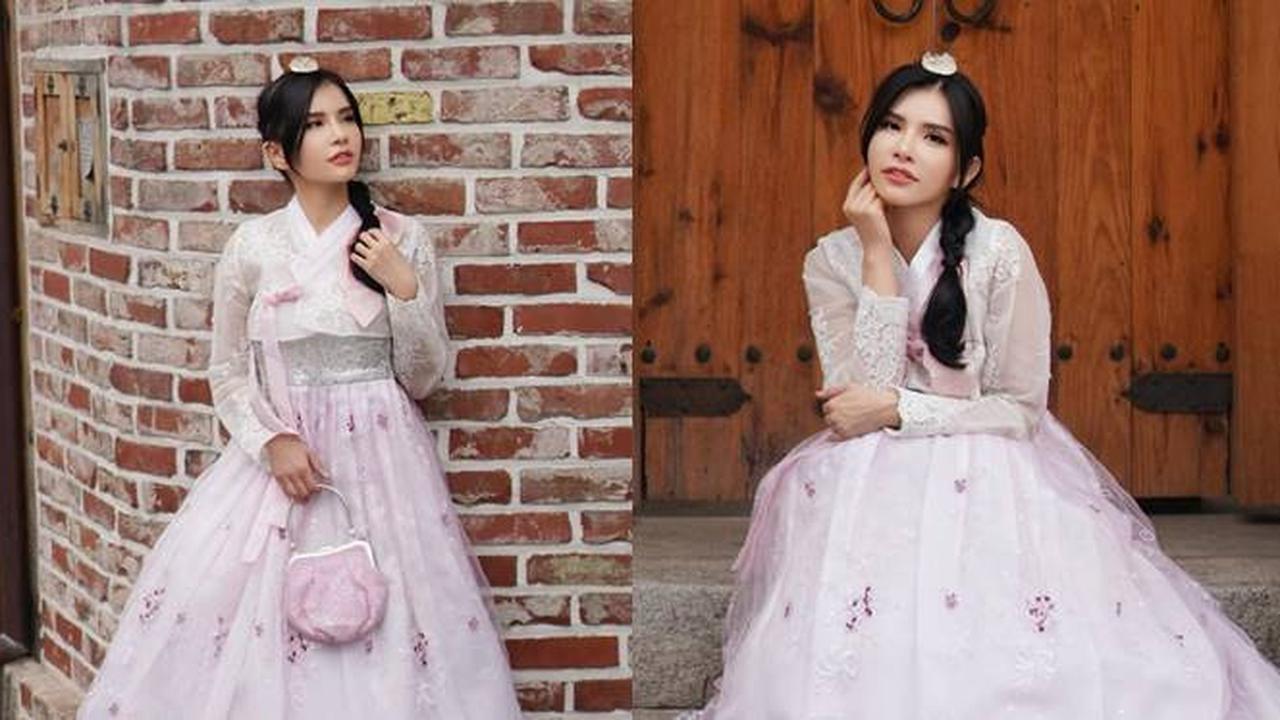 7 Potret Maria Vania Tampil Elegan Pakai Hanbok saat Liburan ke Korea Selatan