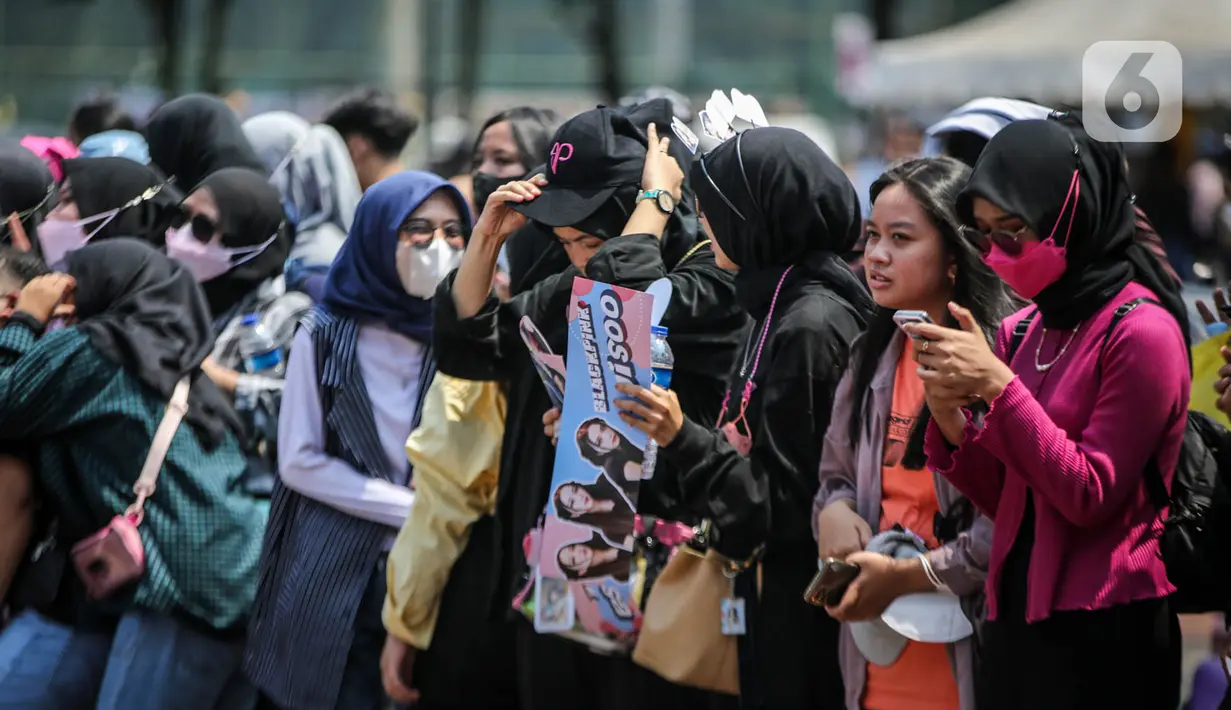 Fans mulai mengantre untuk menyaksikan Konser BLACKPINK di Stadion Utama Gelora Bung Karno (SUGBK), Jakarta, Sabtu (11/3/2023). konser bertajuk "Born Pink" Blackpink akan berlangsung Sabtu (11/3/2022) pukul 19.00 WIB dan Minggu (12/3/2022) pukul 18.30 WIB di Stadion Utama GBK.  (Liputan6.com/Faizal Fanani)