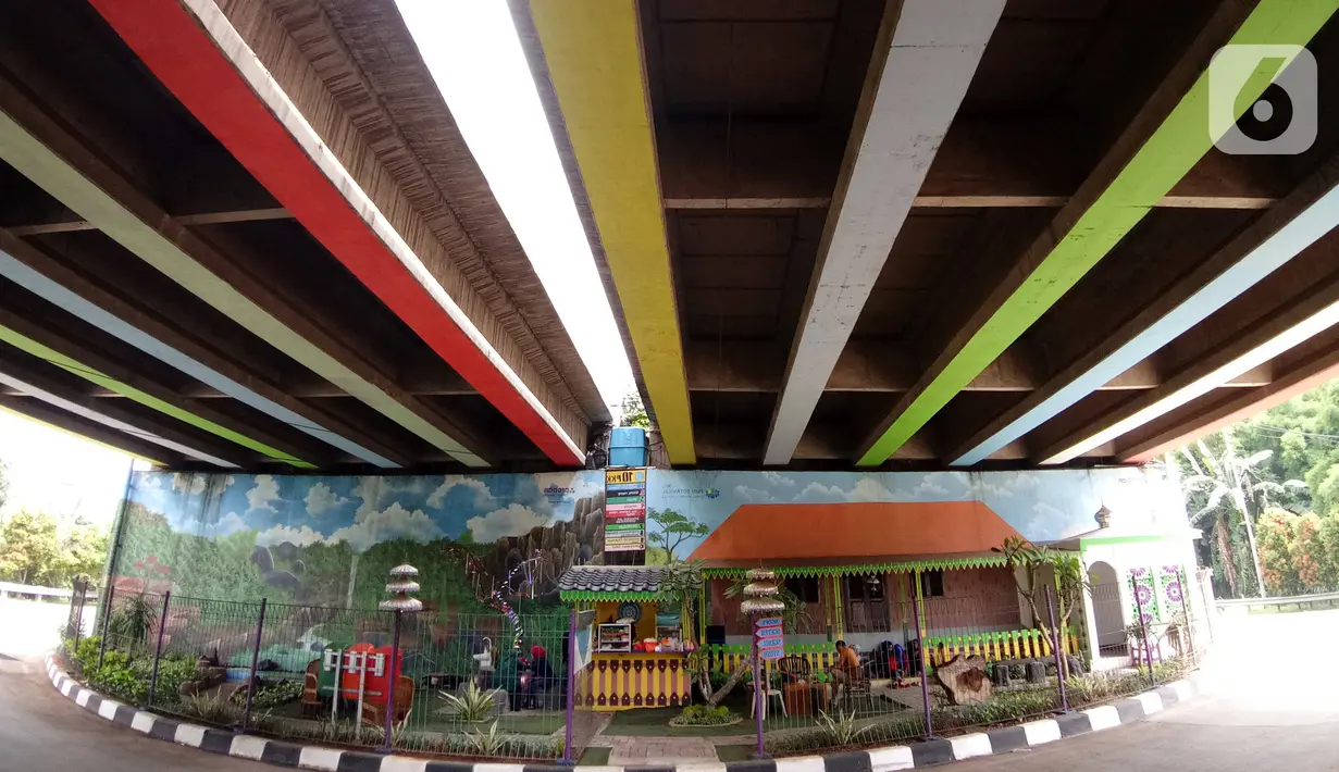 Warga beraktivitas di Taman Betawi Bale Joglo yang terletak di kolong tol JORR W2, Joglo, Jakarta, Senin (13/1/2020). Bale Joglo didirikan untuk memberikan ruang interaksi kepada masyarakat agar dapat bersantai saat melintasi kawasan tersebut. (Liputan6.com/Angga Yuniar)