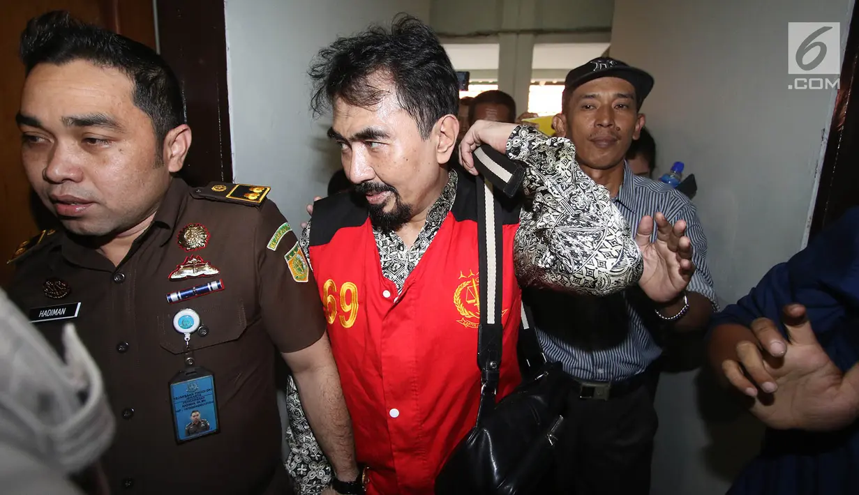 Gatot Brajamusti atau Aa Gatot ketika dibawa menuju ruang persidangan di PN Jakarta Selatan, Selasa (10/10). Gatot akan menjalani sidang perdana kasus kepemilikan senjata api ilegal serta kepemilikan satwa liar. (Liputan6.com/Immanuel Antonius)