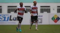 Pemain Madura United, David Laly (kiri) merayakan gol kedua timnya ke gawang Persipura Jayapura dalam laga pekan ke-6 BRI Liga 1 2021/2022 di Stadion Wibawa Mukti, Cikarang, Minggu (03/10/2021). (Bola.com/Bagaskara Lazuardi)