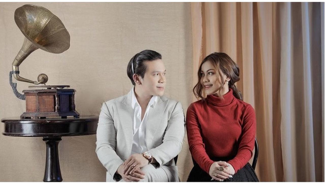 5 Gaya Pemotretan Terbaru Jordi Onsu dan Frislly Herlind, Bak Prewedding