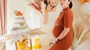 Gracia Indri diselimuti perasaan bahagia sepanjang masa kehamilannya yang pertama bersama Jeffrey Slipjen. Selain memiliki suami siaga, Gracia Indri juga memiliki keluarga dan sahabat yang perhatian dengan memberikan kejutan baby shower. (instagram/acit_dibelanda)
•