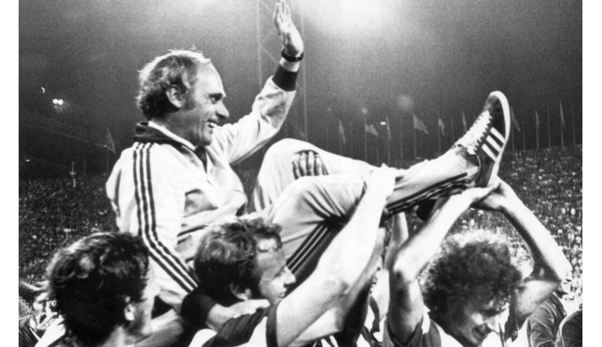Udo Lattek mulai karir pro di klub SSV Marienheide, Bayer 04 Leverkusen, VfR Wipperfürth dan 1962 di VfL Osnabrück kurang bersinar, Udo meniti karir pelatih dan sukses bersama Bayer Munchen tahun 1974 saat meraih European Champions Cup. (EPA/dpa/file)
