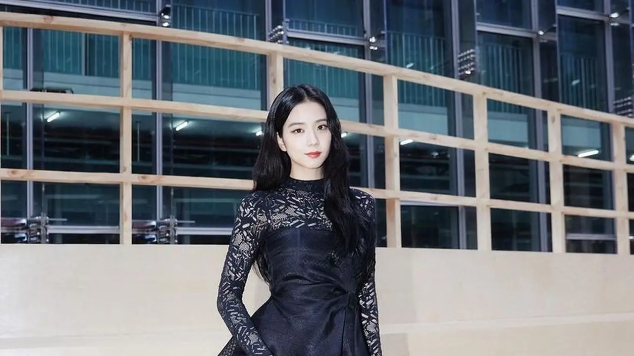 Gaya Jisoo BLACKPINK Hadiri Dior Fall 2022 Fashion Show, Tampil Elegan dengan Gaun Hitam