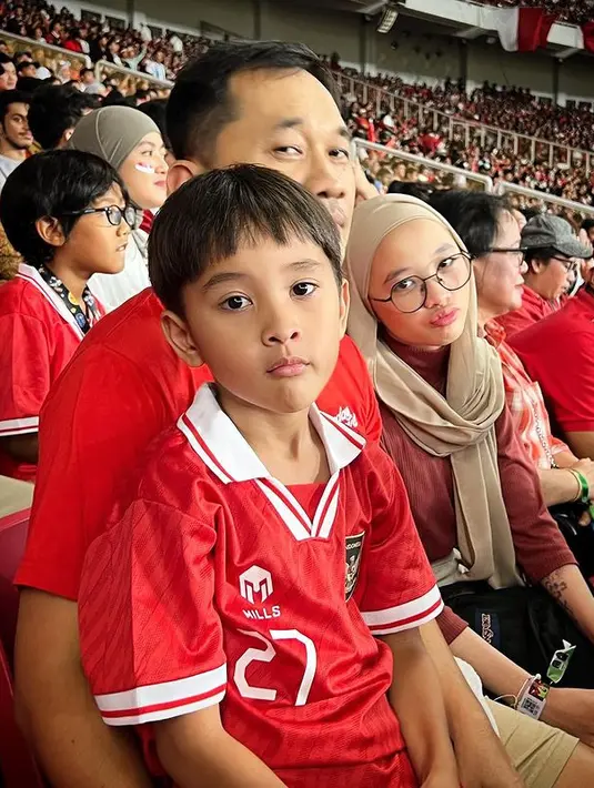 Melalui akun instagramnya, perempuan lima orang anak itu mengungkapkan pengalaman seru menyaksikan sepak bola bersama anak-anaknya. Tidak hanya sekedar nonton, tapi juga kumpul, jalan hingga diskusi bersama keluarga. [Instagram/zaskiadyamecca]