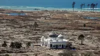 Masjid yang masih berdiri ditempa tsunami di Aceh. (foto: ABC.net)