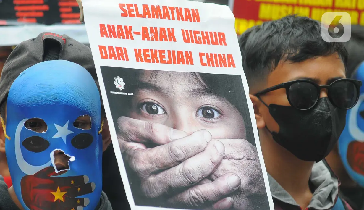 Poster-poster tuntutan dibentangkan saat massa yang tergabung dalam Aliansi Mahasiswa Islam (AMI) melakukan aksi unjuk rasa di depan Kedutaan Besar (kedubes) China, Kuningan, Jakarta Selatan, Jumat (3/2/2023). Selain berorasi, mereka juga menggelar aksi teatrikal dan membawa spanduk tuntutan dalam aksi tersebut. (merdeka.com/Imam Buhori)