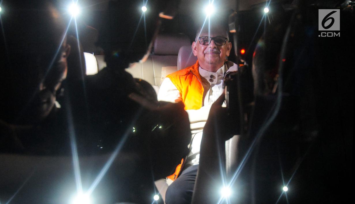 Dirut PT. PLN nonaktif Sofyan Basir memakai rompi tahanan usai pemeriksaan di Gedung KPK, Jakarta, Senin (27/05/2019). Sofyan Basir resmi ditahan 20 hari kedepan untuk mempermudah pemeriksaan terkait menerima suap dari Johannes Kotjo dalam pembangunan proyek PLTU Riau-1. (merdeka.com/Dwi Narwoko)