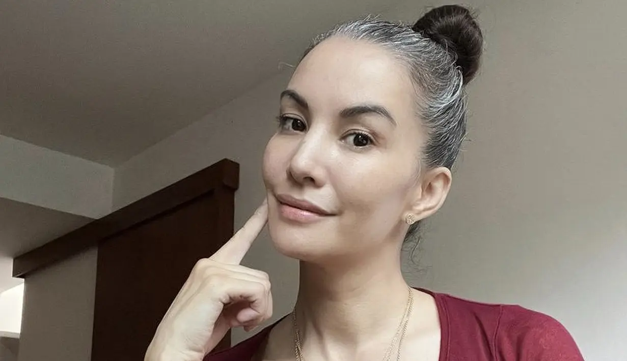 <p>Dengan ikat rambut bergaya bun, Nadya begitu memesona dengan memerlihat rambut putihnya tersebut. @nadyahutagalung</p>